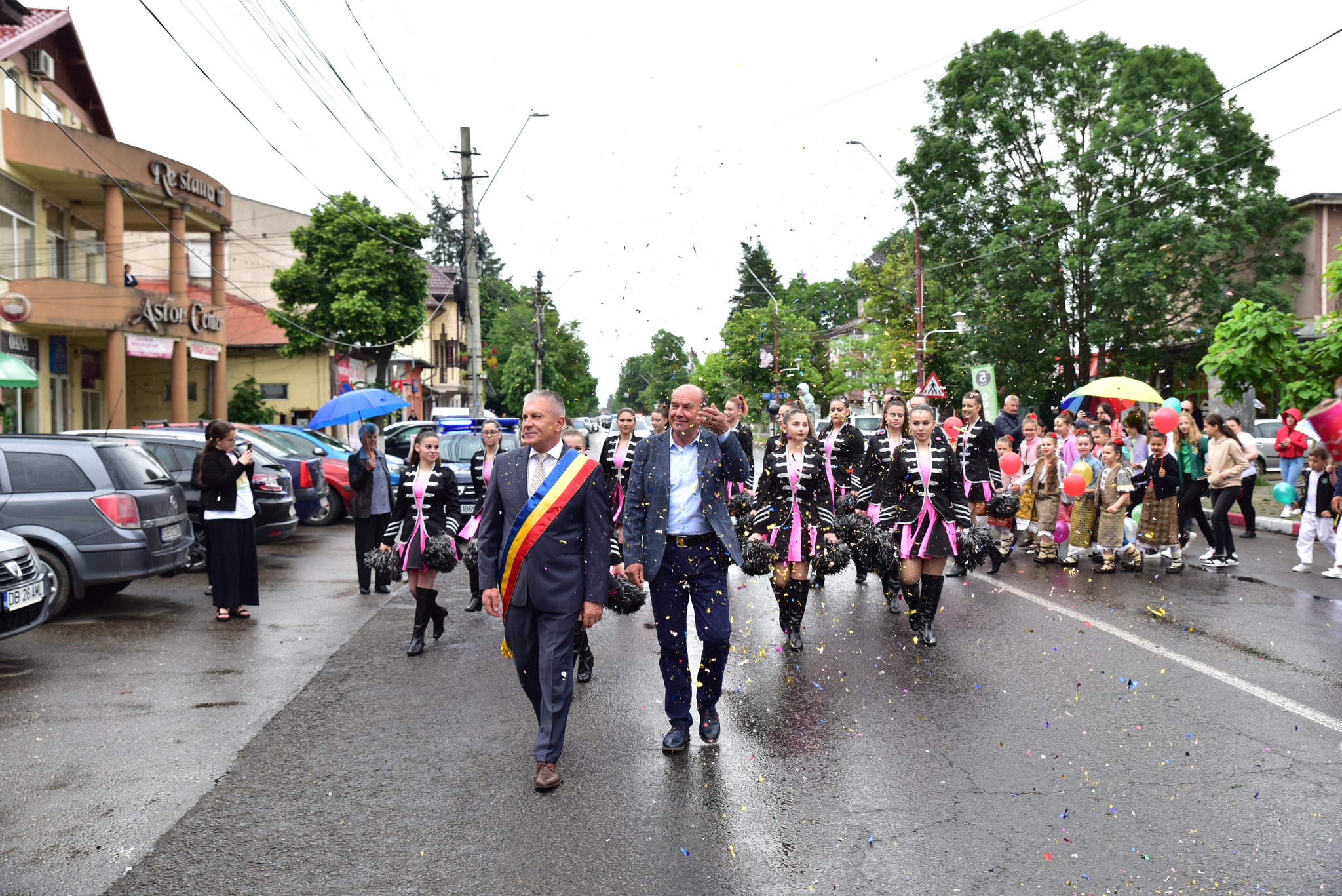 primarul si o multime de copii